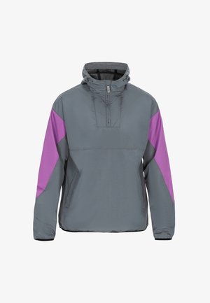 Sivi pulover jakna s ljubičastim detaljima na ramenima i stranama, zatvaranje na zip, elastične manžete i lagani, vodootporni materijal.