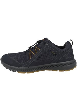 Chaussure de sport noire et grise avec dessus en mesh, accents jaunes sur les lacets, languette au talon et semelle en caoutchouc texturée pour les activités en plein air.