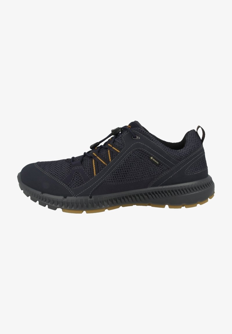 Chaussure de sport noire et grise avec dessus en mesh, accents jaunes sur les lacets, languette au talon et semelle en caoutchouc texturée pour les activités en plein air.