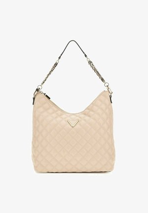 Borsa a tracolla in ecopelle beige trapuntata con forma curva, tracolla accentuata da una catena e logo triangolare sulla parte anteriore.
