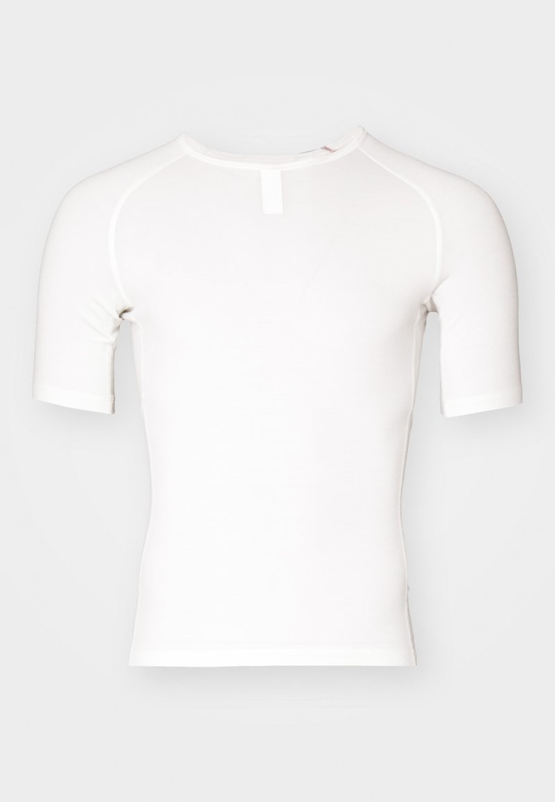 Chemise blanche à manches courtes en matière lisse. Présente un col rond et des manches raglan, sans motifs ni accents visibles.