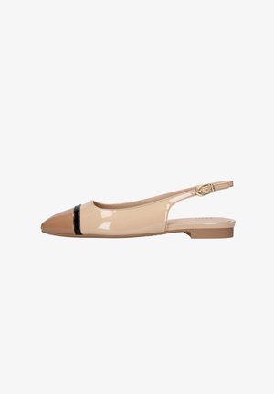 Scarpa ballerina slingback in vernice color nude con punta marrone appuntita, dettaglio a fascia nera e cinturino regolabile con fibbia dorata.