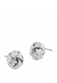 Silverknutörhängen med en flerdimensionell design, som har släta, rundade ytor och en polerad finish. Stiften är synliga.