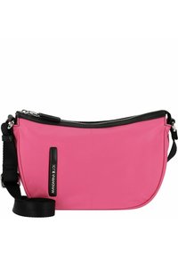 Bolso cruzado de nylon rosa con forma curva, cremallera negra y correa ajustable. Presenta un parche con el logotipo y un diseño minimalista.