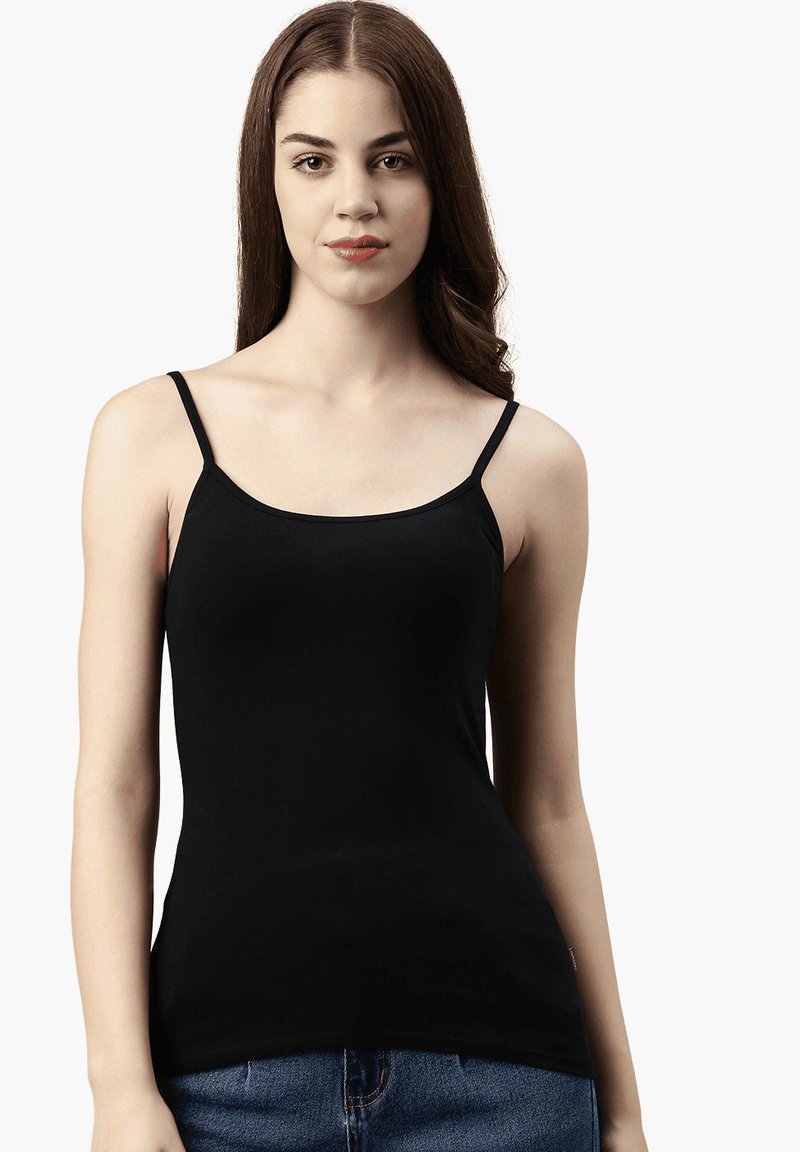 Schwarzes Camisole-Top mit dünnen Trägern, glatter Textur und tailliertem Schnitt. Getragen mit hochgeschnittenen Denim-Shorts, minimalistisches Design.