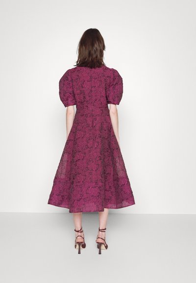 Erdem SHORT SLEEVE WAISTED MIDI DRESS WITH VOLUME SKIRT - Koktailové šaty/večierkové šaty - berry