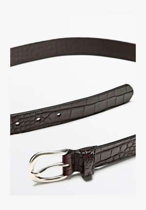 Donkere bruine leren riem met een zilverkleurige gesp en krokodillenstructuur, voorzien van meerdere verstelgaten, plat neergelegd op een witte ondergrond.