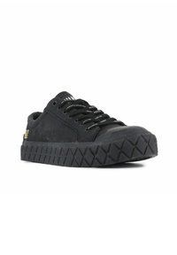 Sneaker nera in tela con suola in gomma, punta testurizzata e lacci piatti. Presenta lacci con marchio e una suola a motivo per una migliore aderenza.