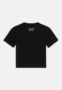 Svart bomulls t-skjorte med korte ermer, med rund hals og EA7-logo i hvitt på baksiden. Glatt tekstur, enkelt design.