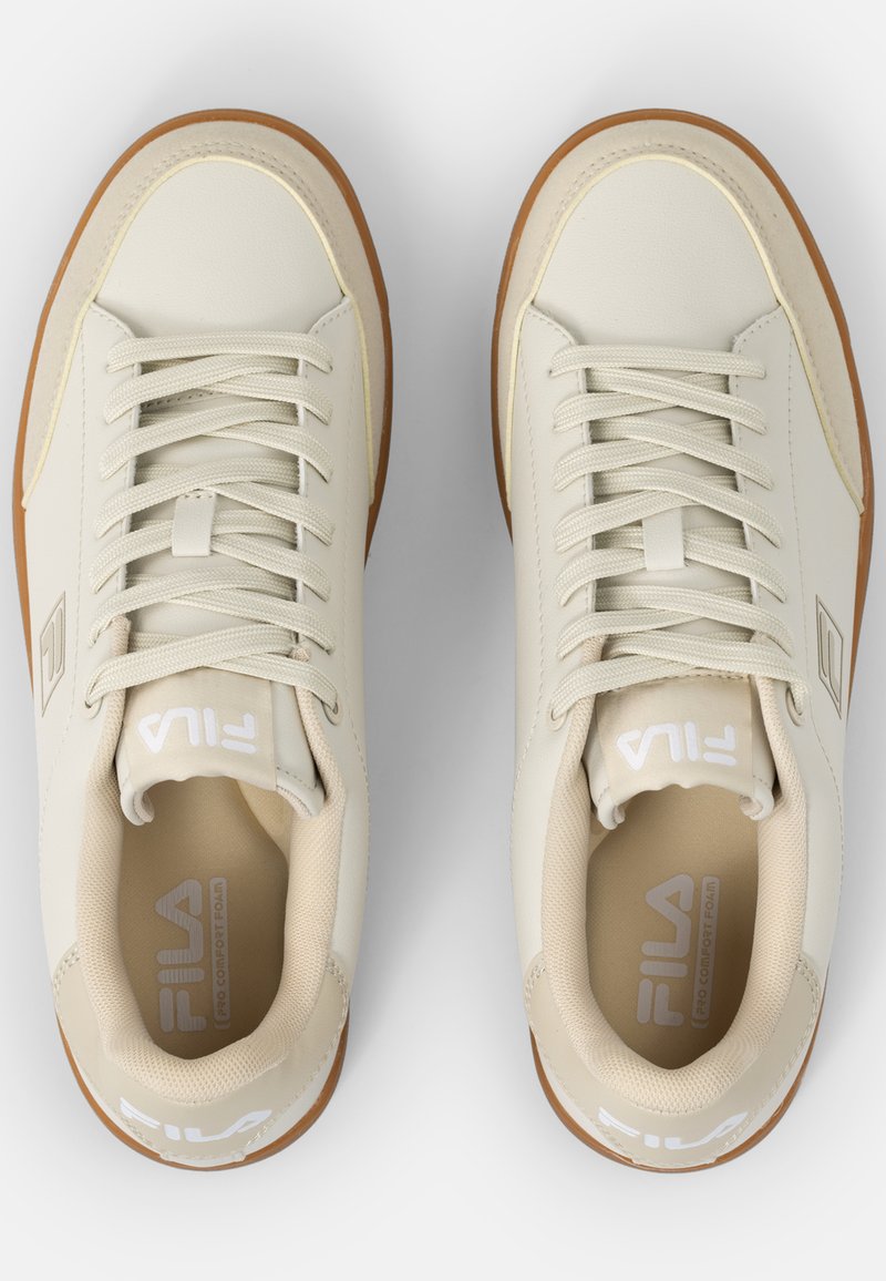 Baskets en cuir beige avec bout rond, lacets plats, intérieur rembourré et semelle en caoutchouc. Présente une marque blanche sur la languette et les côtés.