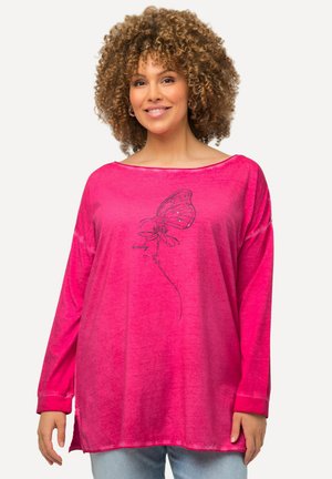Fuchsia shirt met lange mouwen en een losse pasvorm, voorzien van een zwart vlinderafbeelding en het woord "beauty". Zachte textuur met een wijde halslijn.