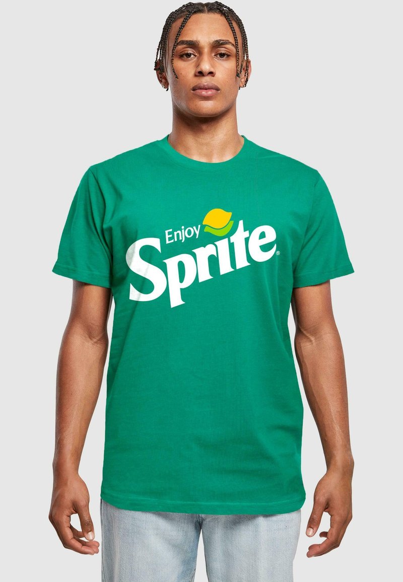 Grøn bomulds T-shirt med kortærmer, der har et stort hvidt "Sprite" logo og en gul limegrafik over teksten.