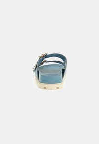 Sandal in pelle blu con due cinturini regolabili, suola bianca segmentata e una soletta liscia e arrotondata. Il design semplice si concentra sul comfort.