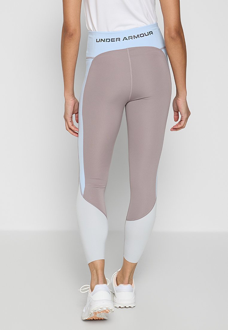 Leggings de sport taille haute en bleu clair, taupe et blanc. Dotés d'un matériau lisse et extensible avec un design color block et un logo au niveau de la taille.