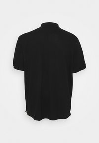 Svart kortärmad polo med en solid textur, med en klassisk krage och rak fåll, utan synliga mönster eller accenter.