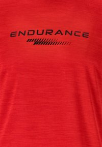 Endurance S/S PERFORMANCE TEE - Tekninen t-paita - 4332 urban red