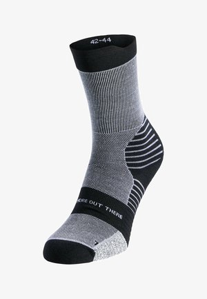 Schwarzer und grauer Sportsocken mit verschiedenen Strickmustern, gepolsterter Sohle, Größe 42-44, die innen am Bündchen markiert ist, und dem Schriftzug "MORE OUT THERE" am Fußgewölbe.