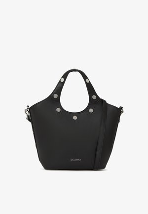 Zwarte leren tote bag met een kenmerkende ronde bovenkant, zilveren studaccenten, dubbele handvatten en een verstelbare schouderriem.