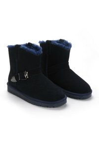 Navy sininen mokkanahka ankle boots, joissa on turkisreunus, hopeinen solki koristeena ja tasainen kumipohja vakauden ja mukavuuden takaamiseksi.
