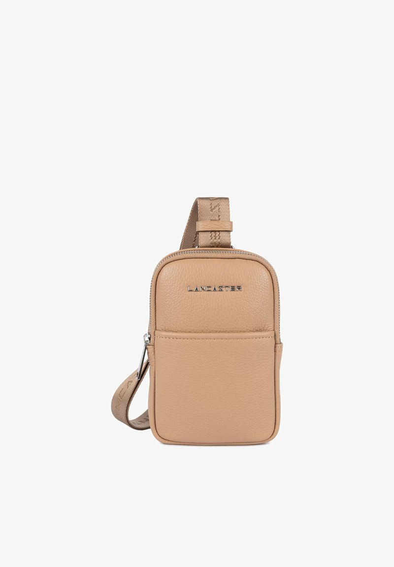Petit sac bandoulière rectangulaire beige en cuir avec poche avant, fermeture éclair sur le dessus et bandoulière en tissu réglable avec logo métallique "Lancaster".