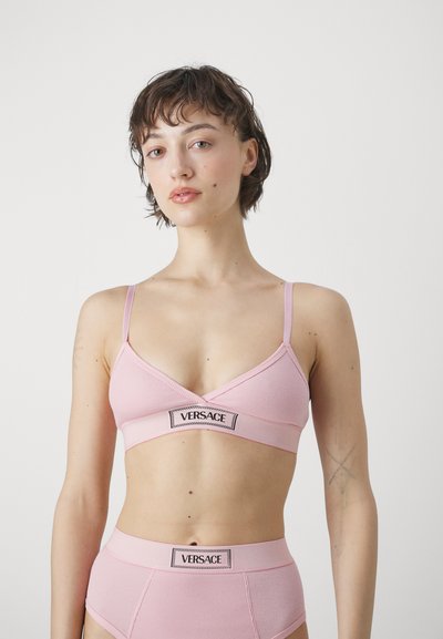 Rosa ribbet bralette med tynde stropper og logo-bånd. Sætter sammen med matchende højtaljede trusser med en lignende logo-detalje.