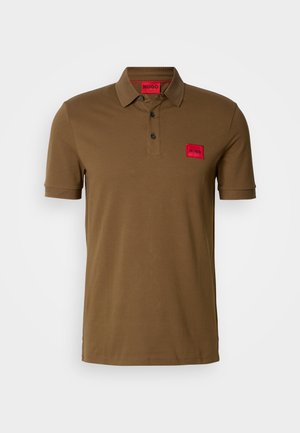 Braunens Poloshirt aus glattem Baumwollstoff. Verfügt über eine Knopfleiste mit drei Knöpfen, kurze Ärmel und ein rotes Logo-Emblem auf der Brust.