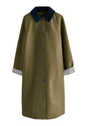 Manteau vert olive avec un col en velours côtelé bleu marine, comportant cinq boutons, des poches latérales et des poignets à motif écossais. Texture lisse et coupe longueur genoux.