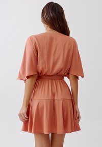 TUSSAH EDNA  - Denné šaty - burnt orange