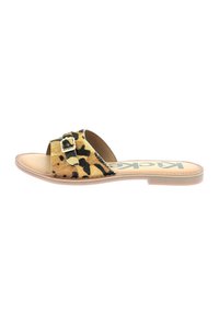 Sandalia tipo slide con estampado de leopardo, que cuenta con un upper de piel suave, diseño de punta abierta, un buckle lateral y una plantilla de color marrón con logo. Suela plana de material sintético.