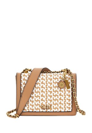 Sac bandoulière tissé marron et blanc avec bandoulière chaîne dorée et logo GUESS, ornée de deux charms décoratifs dorés.