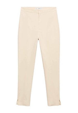 Bež hlače uskog kroja, od glatke tkanine, s bočnim prorezima na rubu i suptilnim prednjim nabora za dodatni detalj.