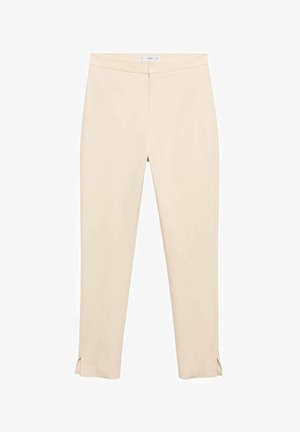 Bež hlače s ozkim krojem, izdelane iz gladkega materiala, z bočnimi razporki na robu in nevsiljivimi sprednjimi gubami za dodaten poudarek.