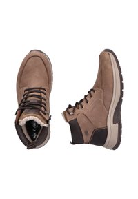 Braune Wildleder-Stiefeletten mit einem mit Fell gefütterten Kragen, Schnürdesign, dunkelbraunen Akzenten und einer langlebigen strukturierten Sohle. Enthält ein Branding-Detail.