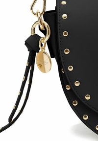 Schwarze Lederhandtasche mit goldfarbenen Nieten, einem goldenen Hardware-Akzent mit einem Logo-Tag und einem abnehmbaren Tragegurt mit detaillierter Stickerei.