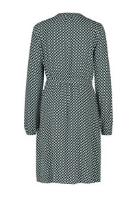 Zelené šaty s opakujícím se bílým a modrým kruhovým vzorem, dlouhými rukávy a nařaseným pasem. Hladká tkanina s klasickým límcem.