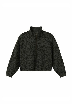 Veste cropped noire et vert foncé avec un motif léopard, col haut, poignets élastiques et fermeture éclair à l'avant.