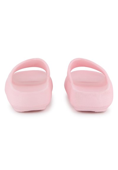 Ροζ λαστιχένια σανδάλια με ανοιχτή φτέρνα, υποστήριξη καμάρας και υφή στο πέλμα. Ομαλή επιφάνεια και στρογγυλεμένες άκρες για άνεση.