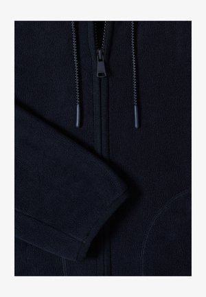 Marineblå fleecejakke med fuld lynlås, to snore med plastikender, og lange ærmer foldet over fronten.