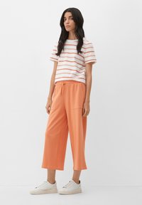 s.Oliver Spodnie materiałowe