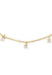 Gullkjedet armbånd med tre glitrende klare cubic zirconia-steiner satt i firkantet prong-sett, med et teksturert lenkedesign.