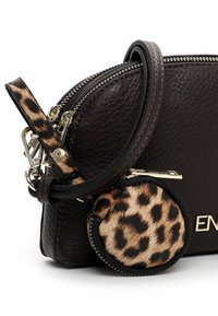 Borsa a tracolla in pelle marrone con forma curva, dotata di una pochette portamonete con stampa leopardata. Accenti in hardware dorato e dettagli con zip sono ben visibili.