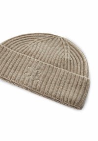 Bonnet tricot beige avec une texture côtelée, revers replié et un motif de papillon brodé à l'avant. Matériau doux et chaud.