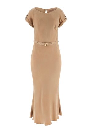 Robe longue beige à manches courtes avec pattes boutonnées, col rond, ceinture fine avec boucle dorée à la taille et fentes latérales.
