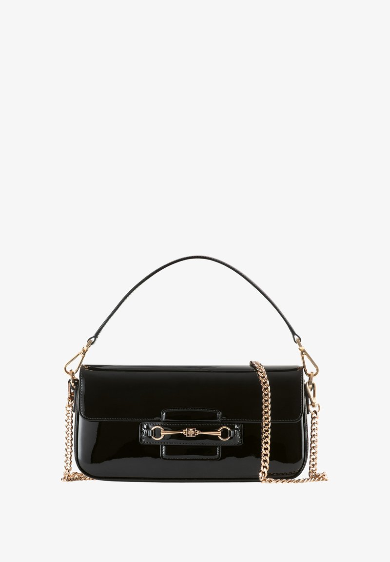 Czarna torebka z lakierowanej skóry z złotym łańcuszkiem, z klapą i dekoracyjnym zapięciem. Charakteryzuje się usztywnionym, prostokątnym kształtem.