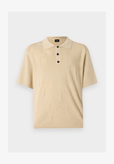 Camisa polo bege com um padrão floral texturizado, pala de três botões e mangas curtas. Feita de um tecido macio com detalhes contrastantes nos ombros.