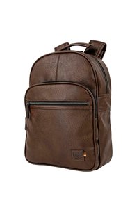 Mochila de cuero marrón con un acabado texturizado, que cuenta con un bolsillo delantero con cremallera, dos correas para los hombros y un asa superior para facilitar su transporte.