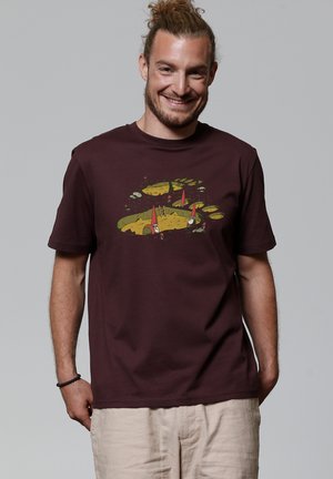 Bordeaux katoenen t-shirt met een grafische print van kabouters en een landschap in gele en groene tinten, met korte mouwen en een klassieke pasvorm.