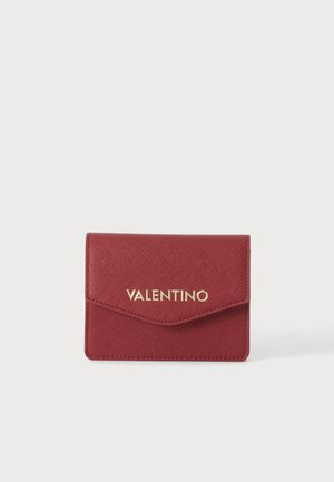 Δερμάτινο πορτοφόλι Red Valentino με χρυσό λογότυπο στην εμπρόσθια πτυχή, υφή επιφάνειας, ορθογώνιο σχήμα, τοποθετημένο σε λευκό φόντο.