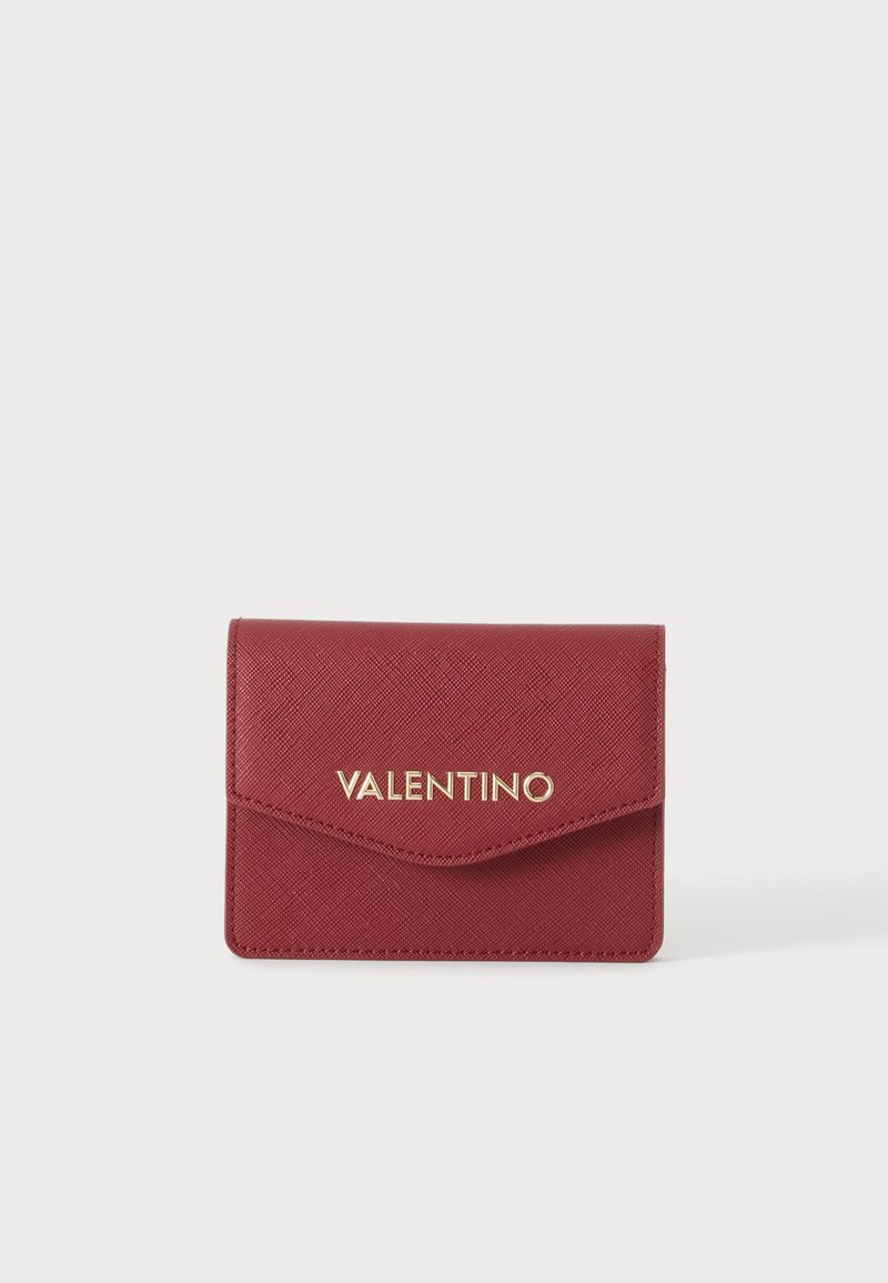 Δερμάτινο πορτοφόλι Red Valentino με χρυσό λογότυπο στην εμπρόσθια πτυχή, υφή επιφάνειας, ορθογώνιο σχήμα, τοποθετημένο σε λευκό φόντο.