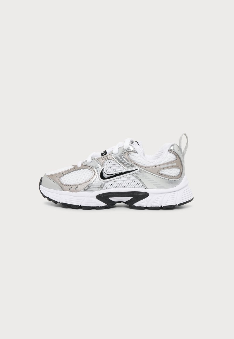 Λευκό και ασημί παπούτσι τρεξίματος Nike με μαύρο λογότυπο Swoosh, διχτυωτές επιφάνειες, λωρίδα έλξης στη φτέρνα και παχιά μαξιλαρωτή σόλα.